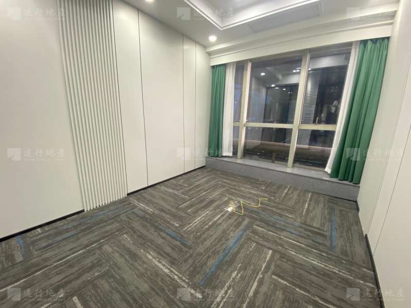 特价急租 核心商圈 地铁上建 中隆国际 正对电梯 全新装修_9