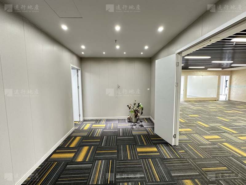 滨江核心 地铁口建筑 精装修带家具 隔间超大 高区大门面_3