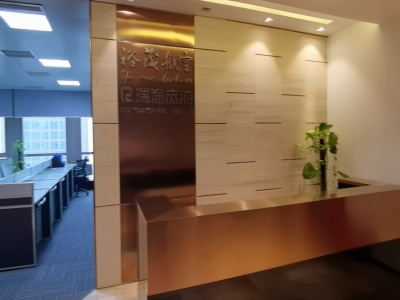 渝中区解放碑精装修办公室带家具出租 高区户型 正对电梯口_1
