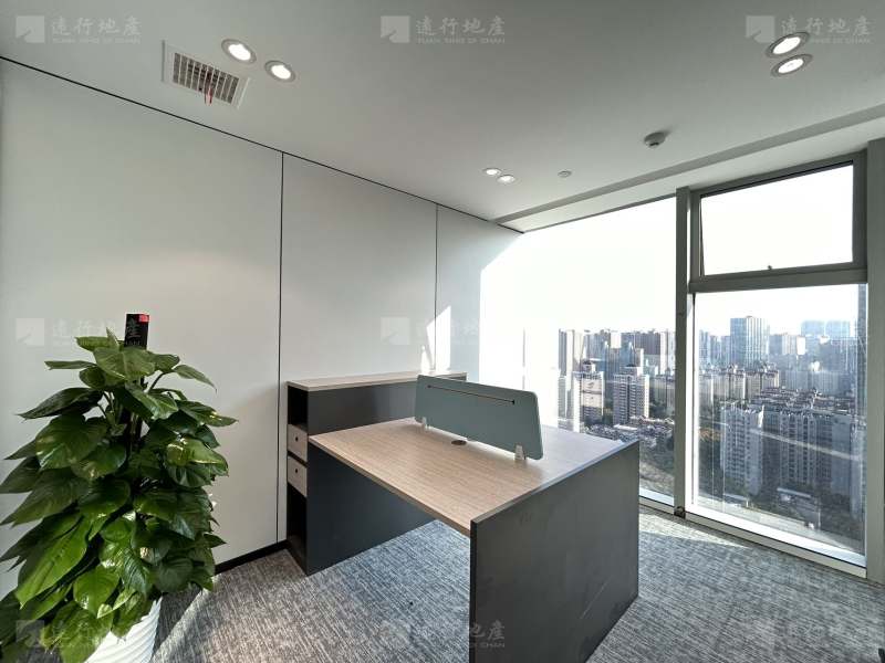 科技四路 高新新天地300平 精装修多 个办公室 正对电梯口_5