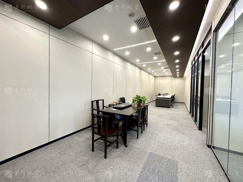 行政中心地铁口 精装带家具 拎包办公 正对电梯的户型_3