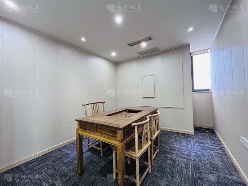 重庆渝中SFC协信中心精装带家具优质写字楼正对电梯口两_6
