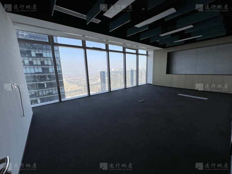欧美金融城 正对电梯大面积 三面采光 适合当公司总部_3