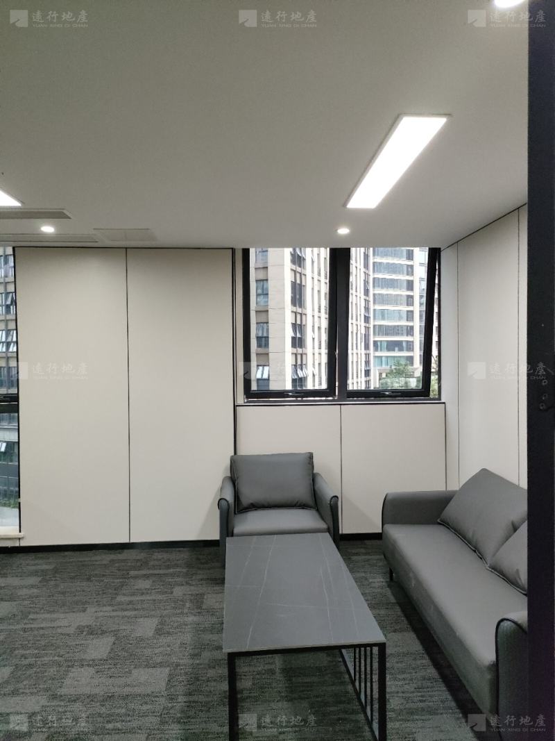 重庆渝中投资大厦品质写字楼精装带家具正对电梯口_4