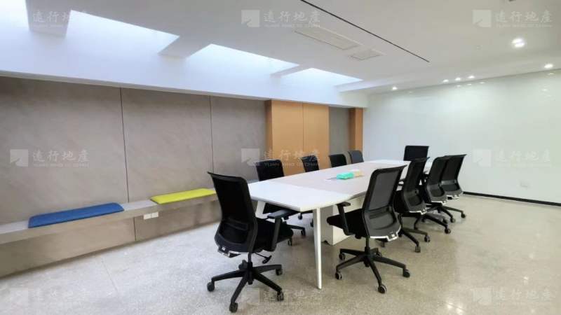 重庆渝中万科中心精装带家具优质写字楼正对电梯口_8