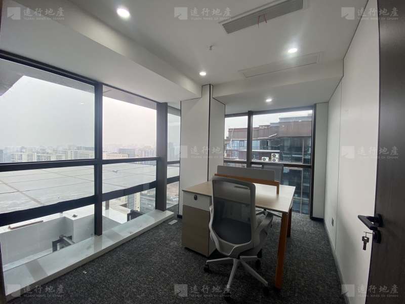 重庆南岸区国瑞中心写字楼精装修带家具坐北朝南正对电梯口_7