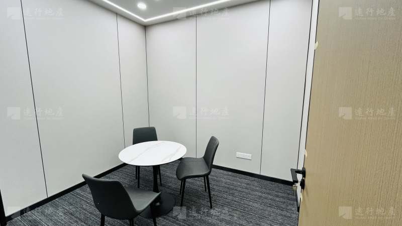 重庆南岸区国汇中心品质写字楼精装带家具正对电梯口采光优_3