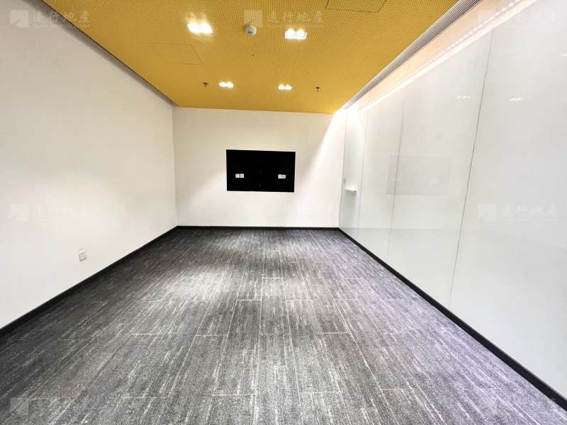 望京办公室精装修带家具正对电梯随时看房紧邻地铁_2