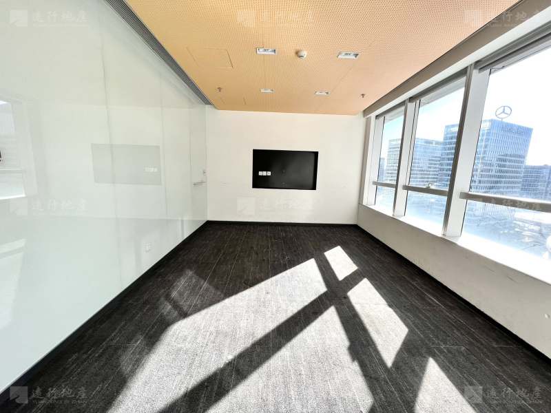 望京办公室精装修带家具正对电梯随时看房紧邻地铁_4