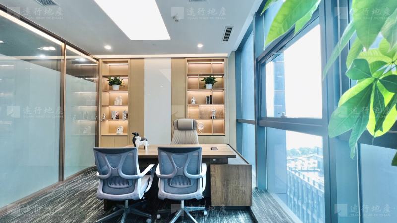 绿地保税中心 豪装小面积办公室 带全套办公家具户型方正采光好_8