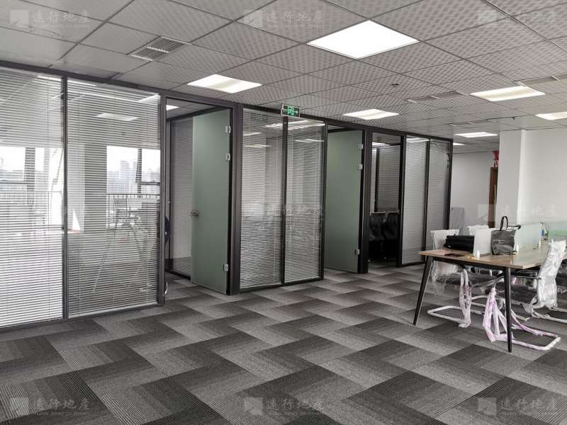 大面积办公室丨超大办公区域丨位置优越 前台大气_9