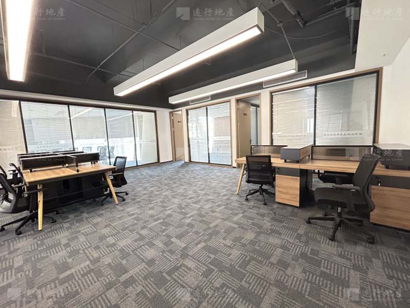 豪装办公室 户型方正可分割办公室 家具全带 新城写字楼出租_2