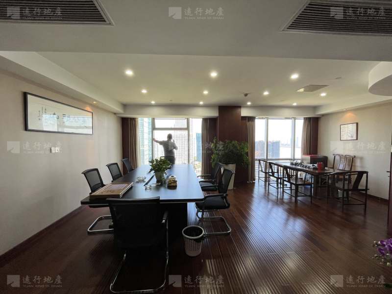 一线江景 户型方正 得房率高 业主直租精装带家具 超高楼层_3