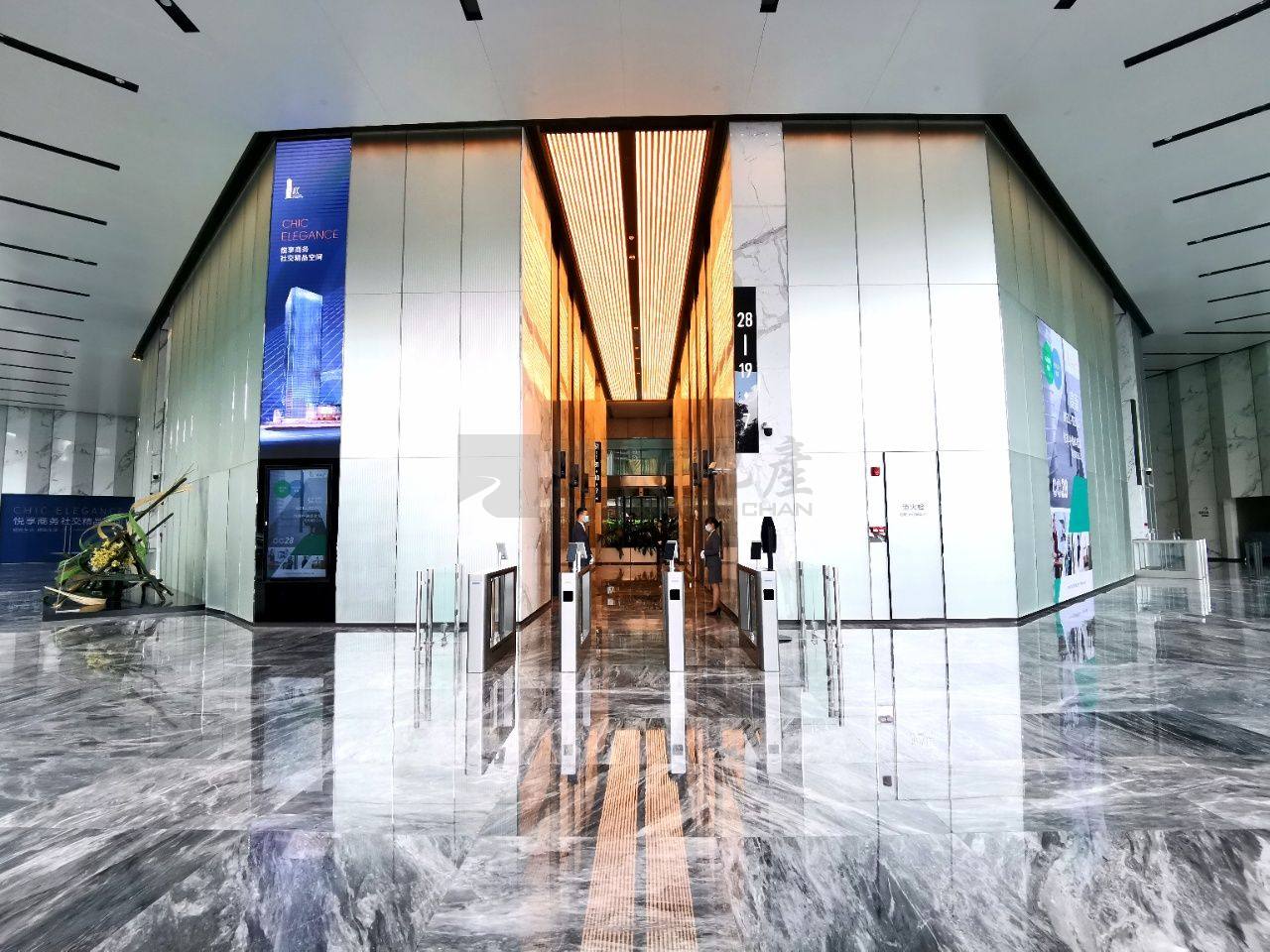 林和西丨广州环贸中心丨简装办公室对电梯_6
