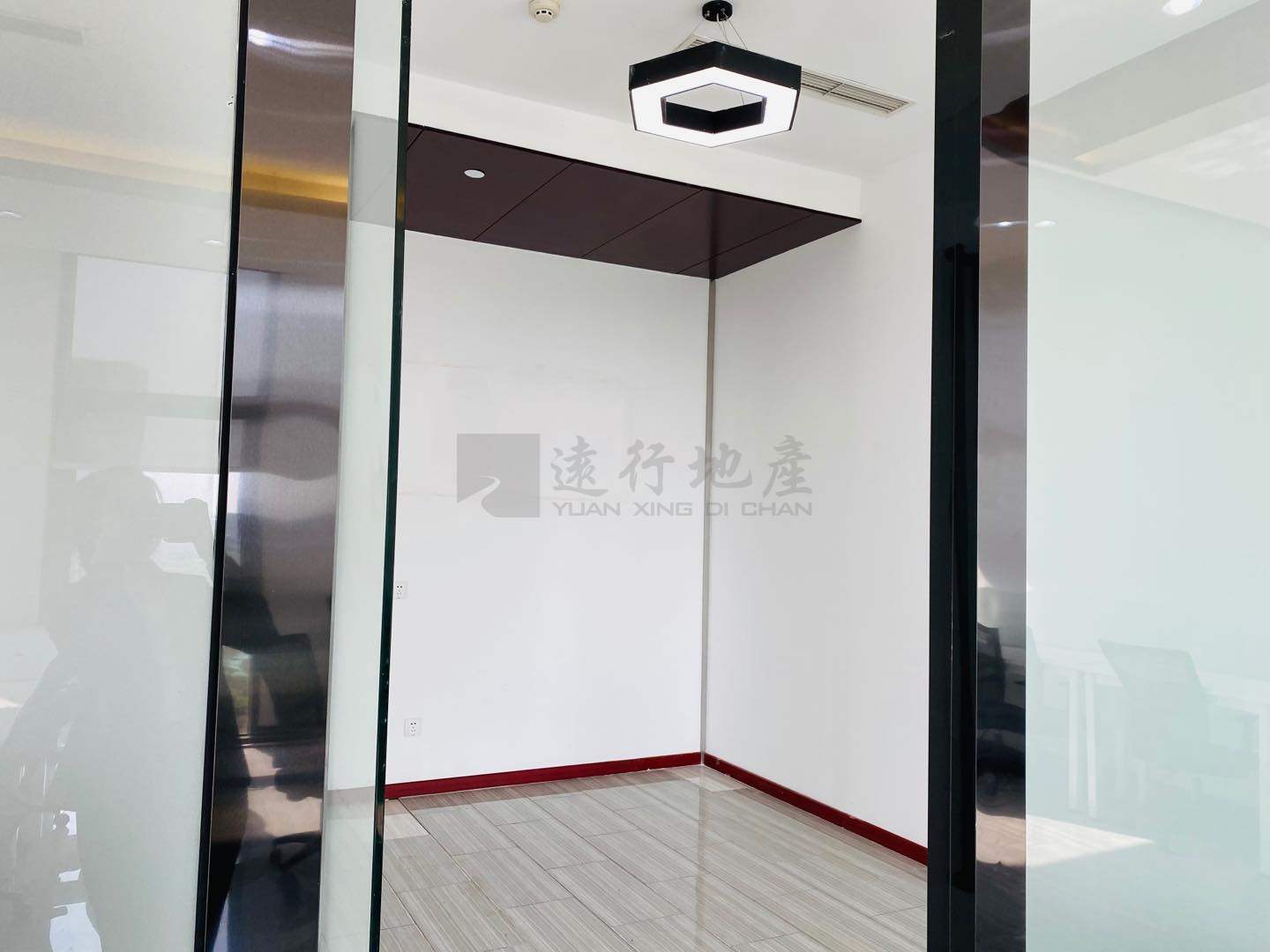 荣华国际  亦庄主路项目 精装修办公室 正对电梯 _1