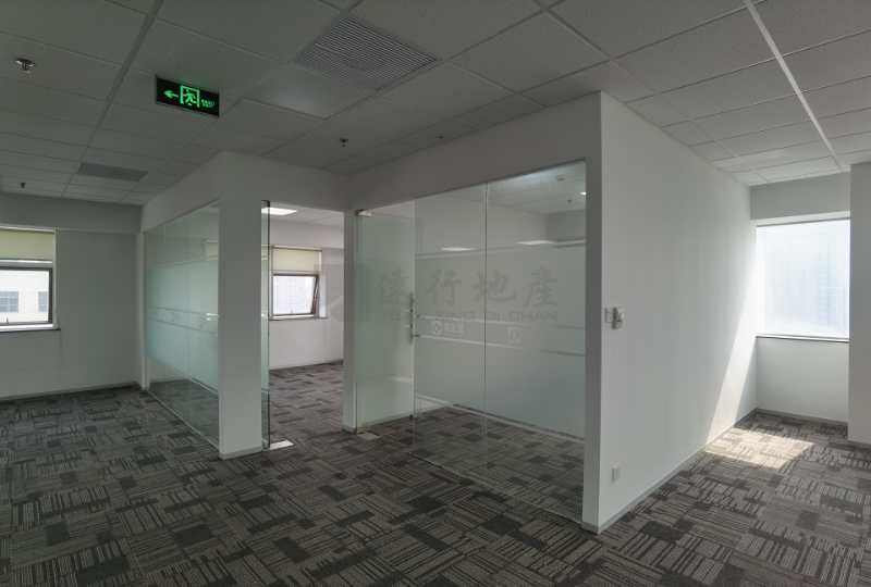 东方万国企业中心，精装办公室出租，进地铁_3