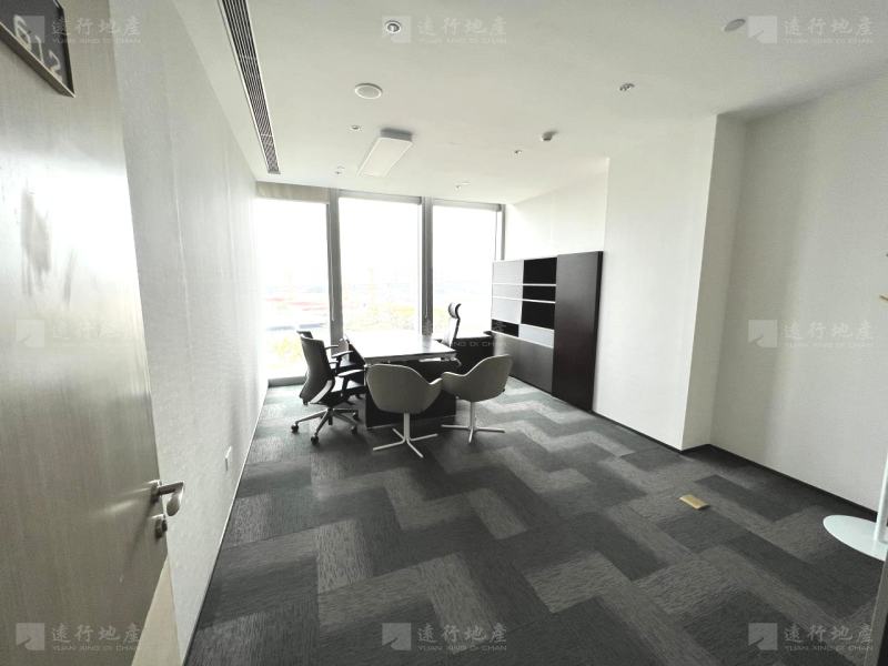 上海金融CBD中心358平精装修！对电梯厅看三件套_5