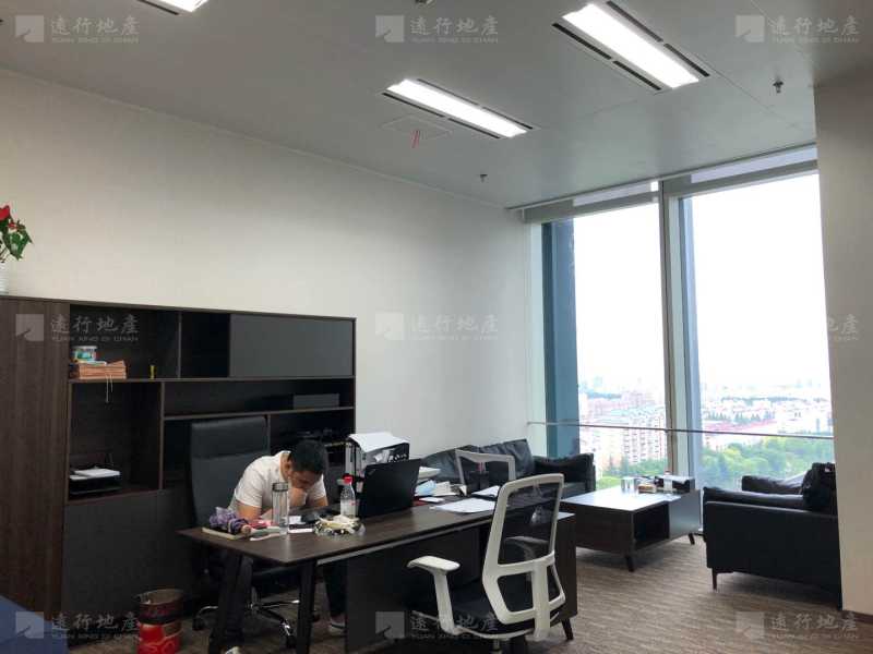 南京南站商圈 保利中心 甲级纯写 精装修带家具 急_2