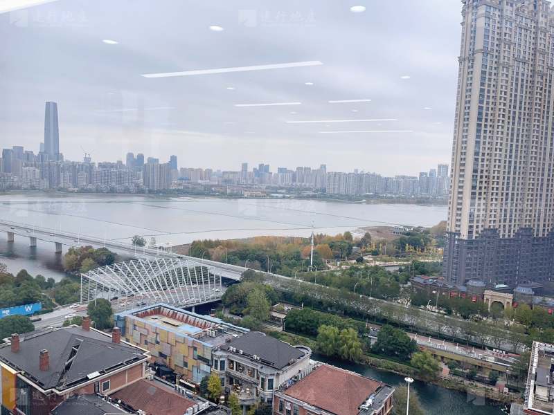 汉街商圈 环球国际中心 精装修现房430平 湖景房_4