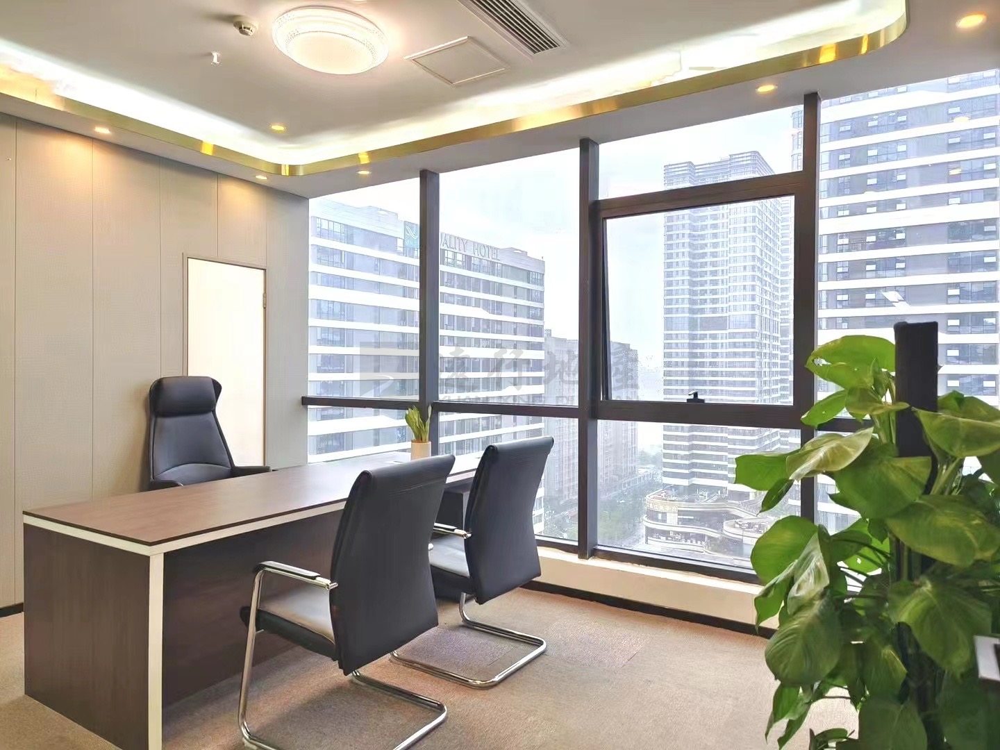 户型方正 大气老板室 采光通透 精装房带办公家具_4