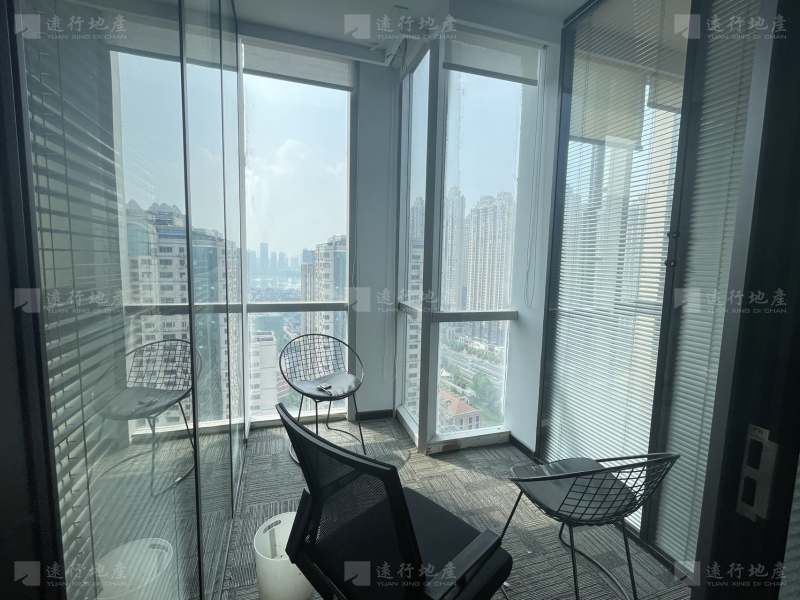 汉街总部国际 全景落地窗 精装修带家具 正对电梯口_4