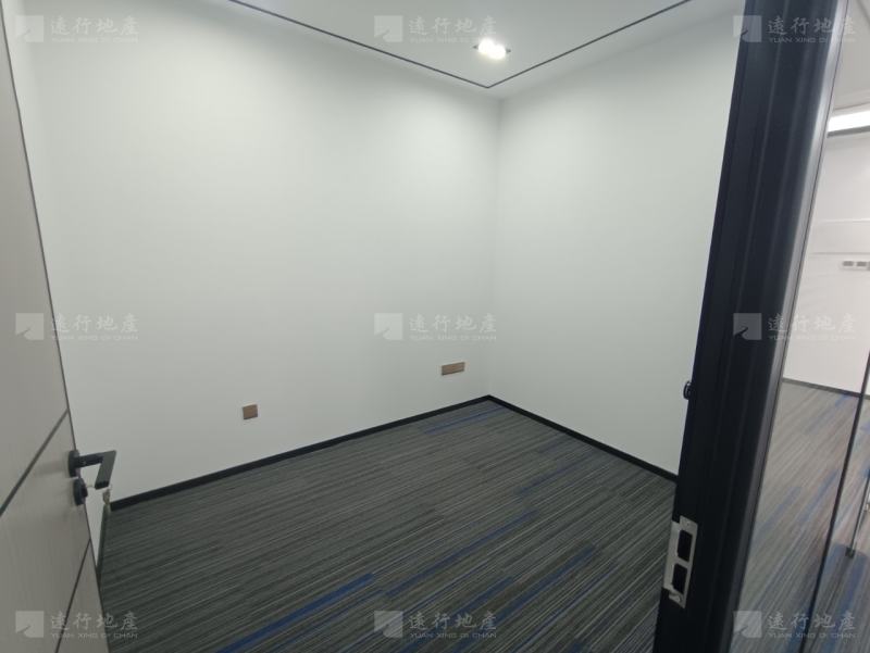 汉街总部国际 全景落地窗 精装修带家具 正对电梯口_1