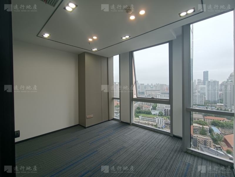汉街总部国际 全景落地窗 精装修带家具 正对电梯口_2