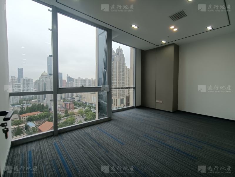 汉街总部国际 全景落地窗 精装修带家具 正对电梯口_3