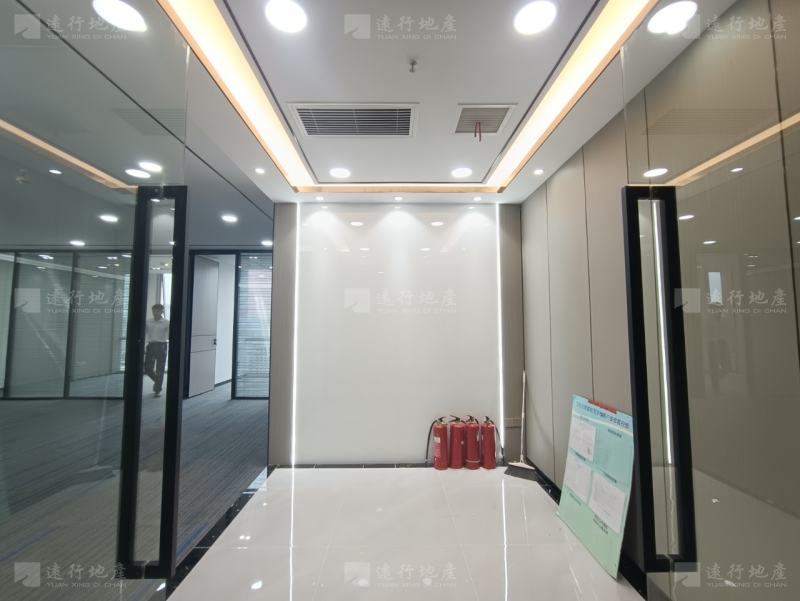汉街总部国际 全景落地窗 精装修带家具 正对电梯口_5
