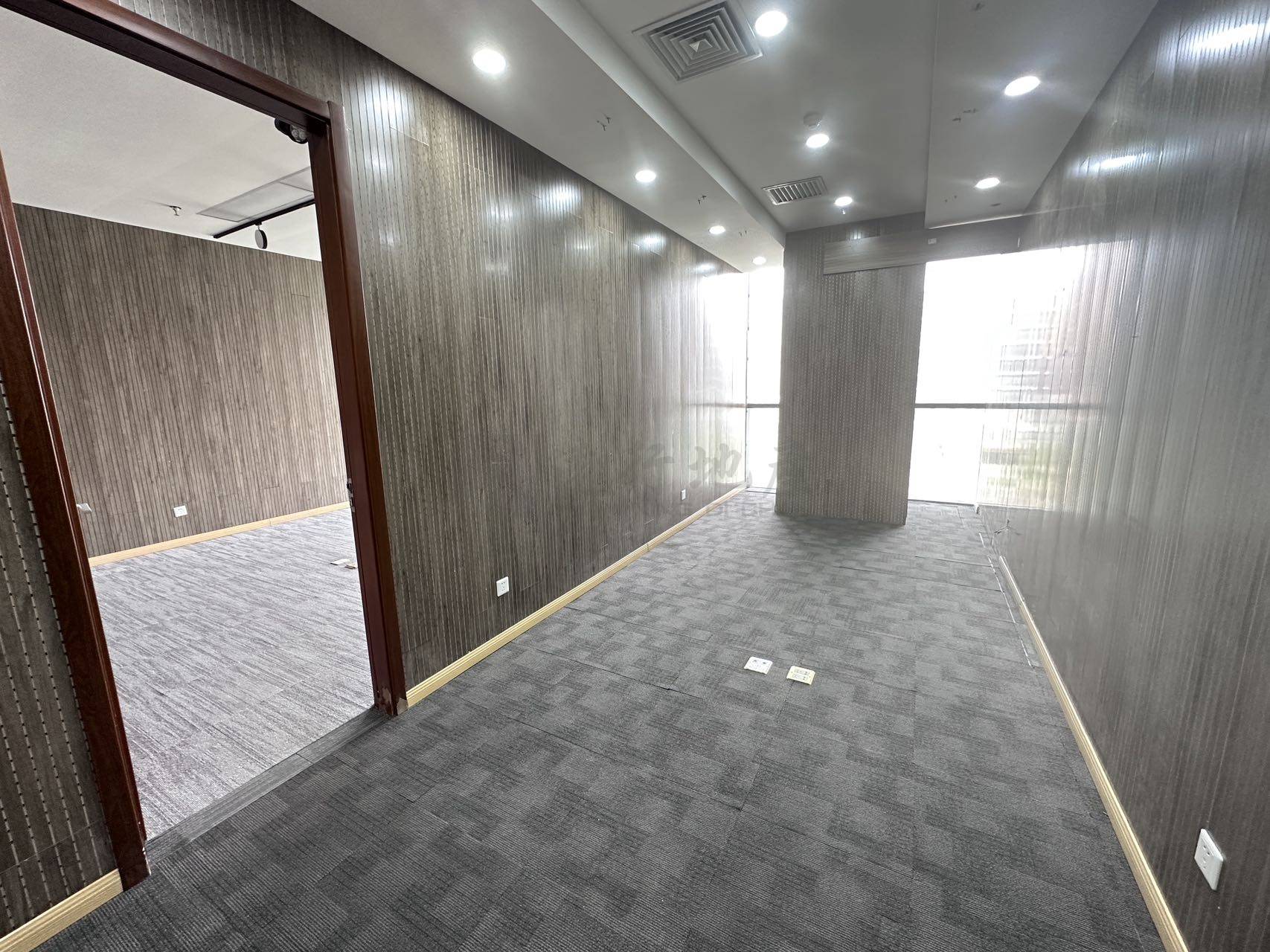 汉威国际精装办公室出租丨正对电梯户型方正丨采光通透视野好  _1