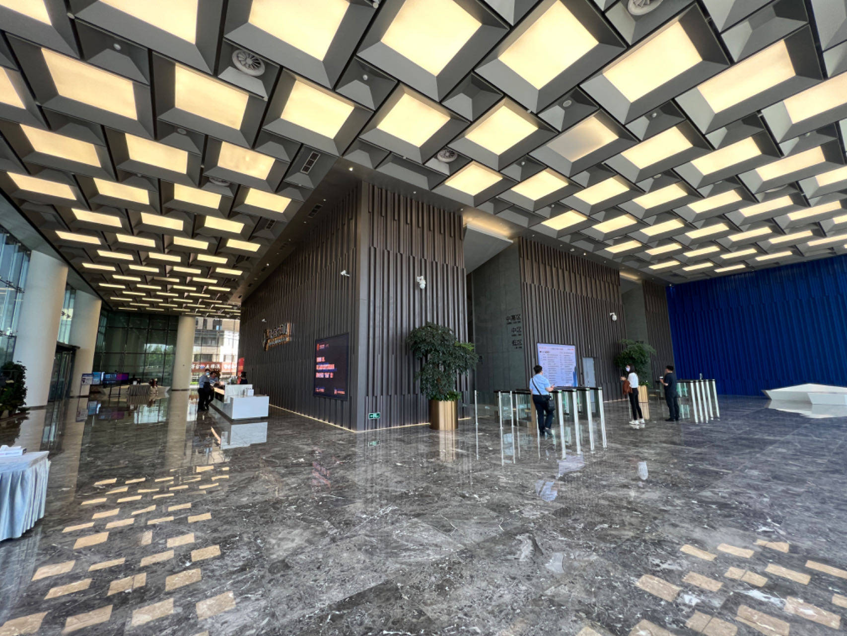 中海国际中心 整栋可售 整层起售 超甲级写字楼 现房 随时预约 物业管理服务一流_4