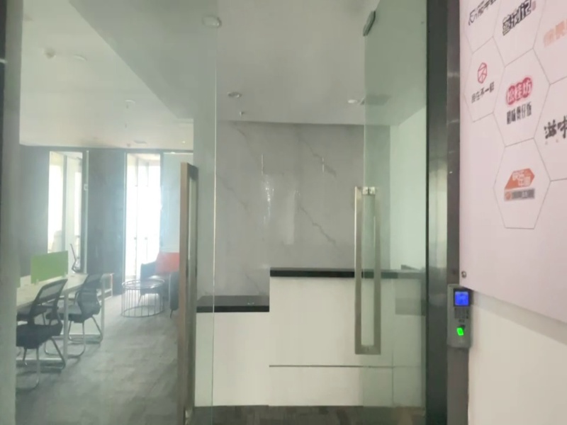 汉街总部国际 精装修带家具 全景落地窗 正对电梯口_1